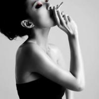 悲伤的美女抽烟头像图片