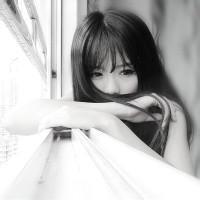 不带字的女生黑白伤感头像