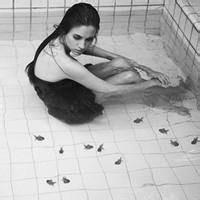 不带字的女生黑白伤感头像