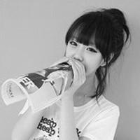 不带字的女生黑白伤感头像