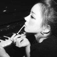 不带字的女生黑白伤感头像