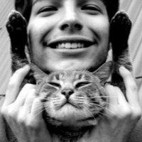 帅哥美女抱着猫咪黑白头像