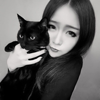 帅哥美女抱着猫咪黑白头像