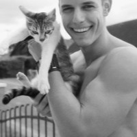 帅哥美女抱着猫咪黑白头像