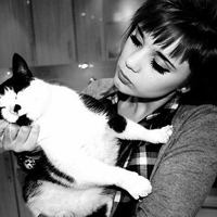 帅哥美女抱着猫咪黑白头像