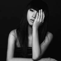 精选漂亮的长发女生黑白头像