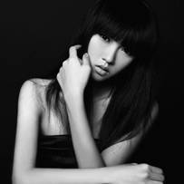 精选漂亮的长发女生黑白头像