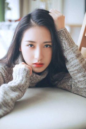 非主流气质女神室内正面照