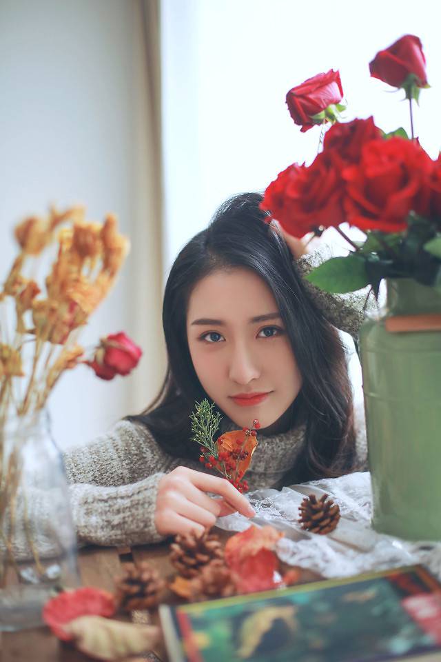 非主流气质女神室内正面照