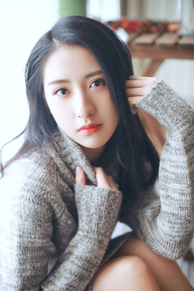 非主流气质女神室内正面照