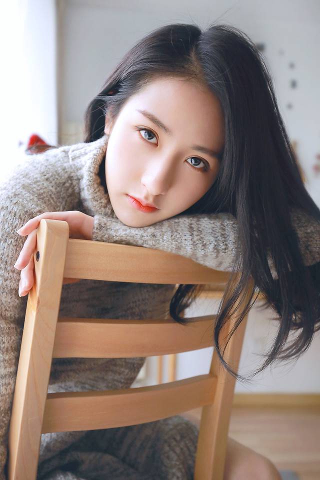 非主流气质女神室内正面照