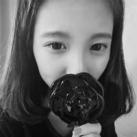 最新伤感颓废女生黑白头像