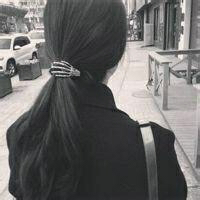 最新伤感颓废女生黑白头像