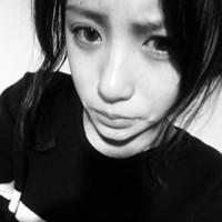 最新伤感颓废女生黑白头像