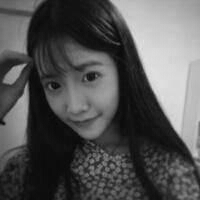 最新伤感颓废女生黑白头像