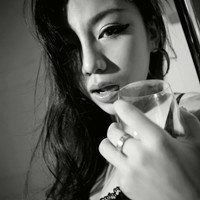 最新伤感颓废女生黑白头像