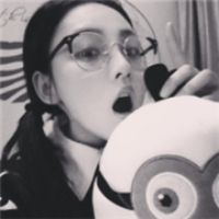 最新伤感颓废女生黑白头像