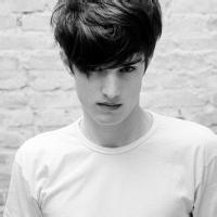 痛哭的帅气男生黑白头像