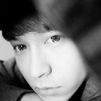 痛哭的帅气男生黑白头像