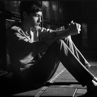 痛哭的帅气男生黑白头像