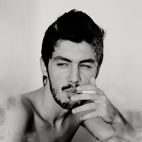 痛哭的帅气男生黑白头像