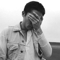 痛哭的帅气男生黑白头像