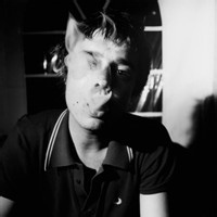 痛哭的帅气男生黑白头像