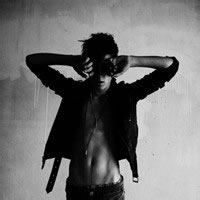 痛哭的帅气男生黑白头像