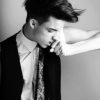 痛哭的帅气男生黑白头像