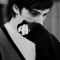 痛哭的帅气男生黑白头像