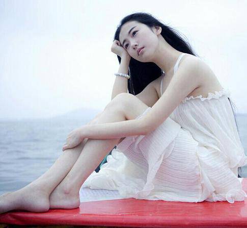 唯美女生小清新意境街拍图片