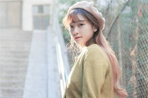 非主流女生清纯唯美户外写真图片