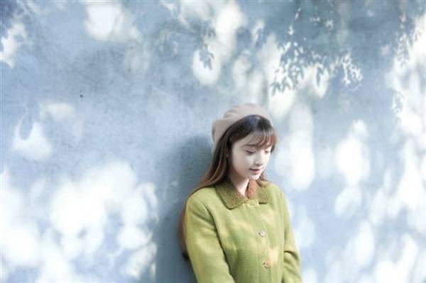 非主流女生清纯唯美户外写真图片