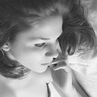 非主流90后美女黑白头像图