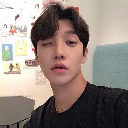 非主流帅哥带字图片 英国帅哥罗比维奇非主流造型图片