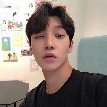 非主流帅哥带字图片 英国帅哥罗比维奇非主流造型图片