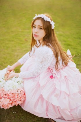 90后非主流美女户外清新写真图片