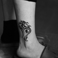 欧美帅哥黑白霸气纹身头像