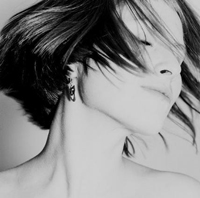 最新冷艳气质美女黑白头像图片