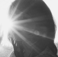 最新冷艳气质美女黑白头像图片