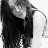 最新冷艳气质美女黑白头像图片