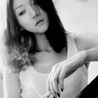 飘逸长发美女黑白qq头像