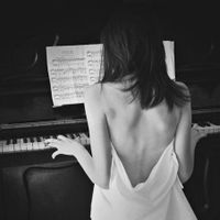 飘逸长发美女黑白qq头像