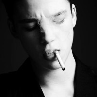 男生抽烟黑白颓废伤感头像