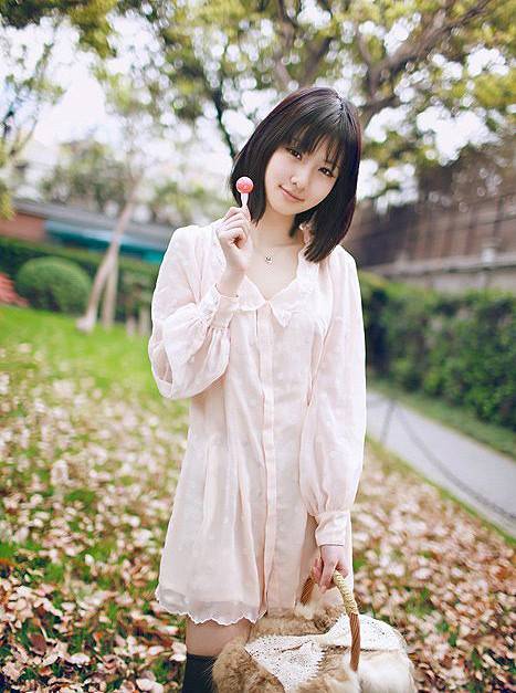 非主流唯美女生户外写真图片