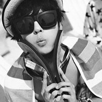 黑白系列帅气男生卫衣头像