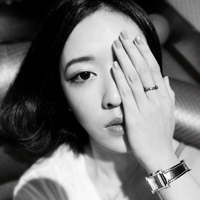 最新高冷美女黑白头像图片