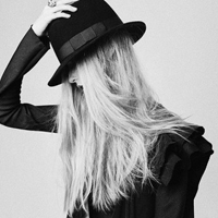 最新高冷美女黑白头像图片