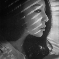 最新高冷美女黑白头像图片