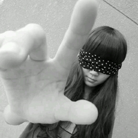 最新高冷美女黑白头像图片